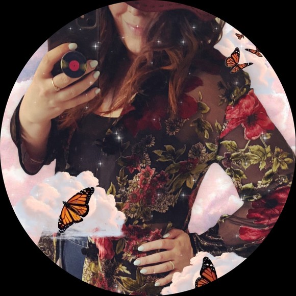 Profile Picture of Shauna Reid (@reidtheroom2) on Poshmark