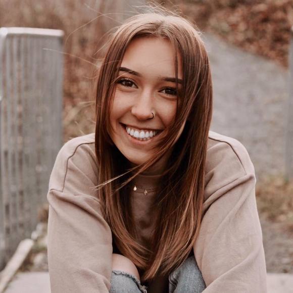 Profile Picture of Rheanna Derish (@rheannand) on Poshmark