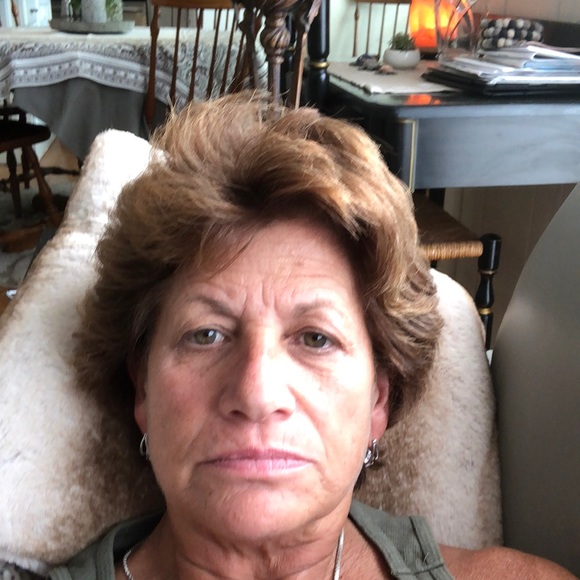 Profile Picture of Bonnie Maclennan (@bonniemaclennan) on Poshmark