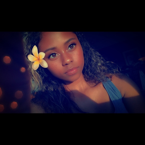 Profile Picture of Michaela Thomas (@michaelat17) on Poshmark