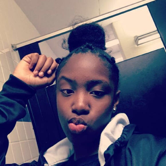 Profile Picture of Azharia Jones (@zharia2xx) on Poshmark