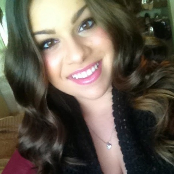 Profile Picture of Joanna Cabibi (@joannacabibi) on Poshmark
