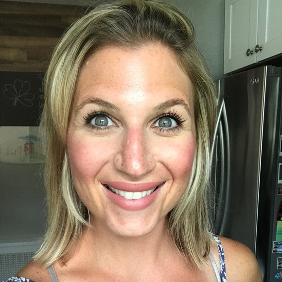 Profile Picture of Danielle Paresi (@dparesi7) on Poshmark