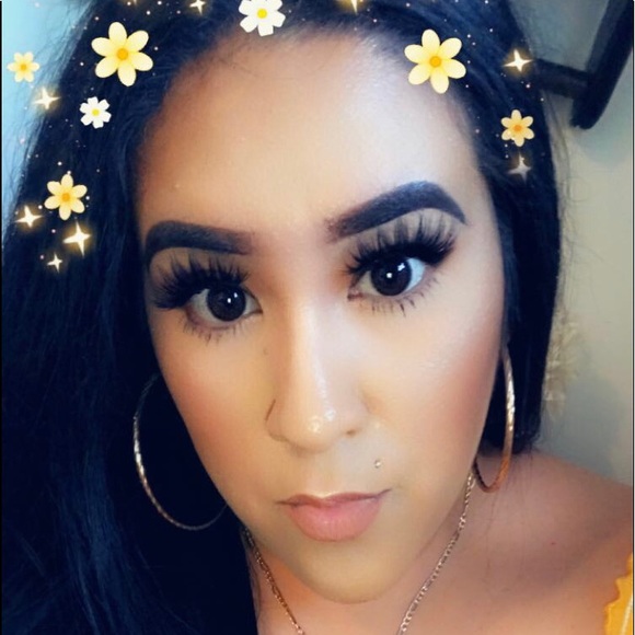 Profile Picture of Vanessa Mendoza (@vane8193) on Poshmark