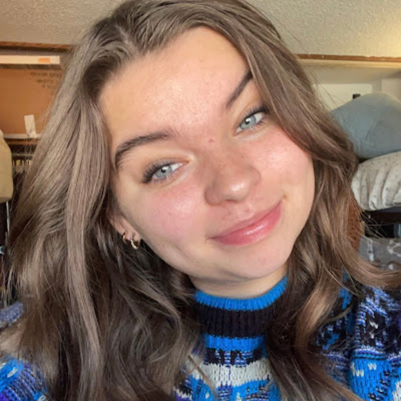 Profile Picture of Kayla Ellefson (@kaylaellefson) on Poshmark