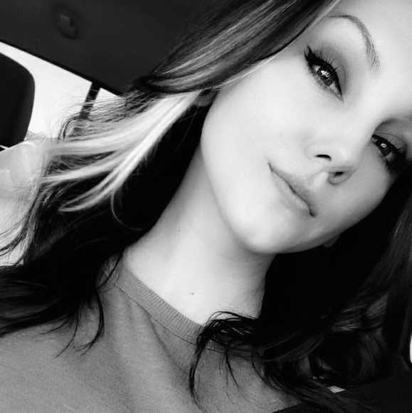 Profile Picture of Chelsea Costanzi (@costanzi4) on Poshmark