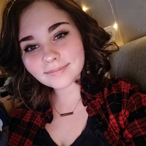 Profile Picture of Veronica Erjavec (@veronicaerjavec) on Poshmark