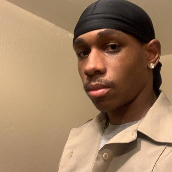 Aaron Moreau - Poshmark Profile Picture of Aaron Moreau (@aaronmoreau) on Poshmark