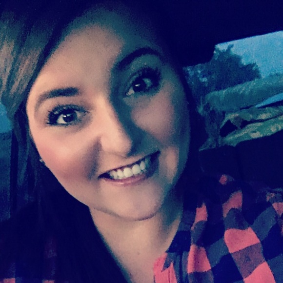 Profile Picture of Brooke Fuksa (@brookefuksa) on Poshmark