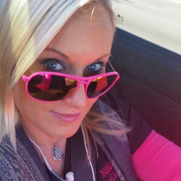 Profile Picture of Nikki Eshleman (@nikkygrl11) on Poshmark