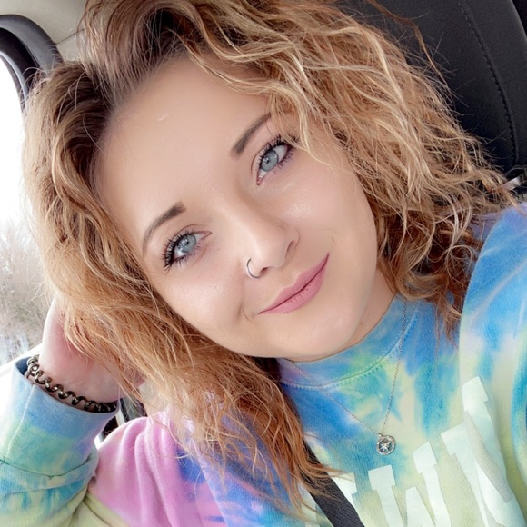 Profile Picture of Keely Broughman (@keely_nichelle) on Poshmark