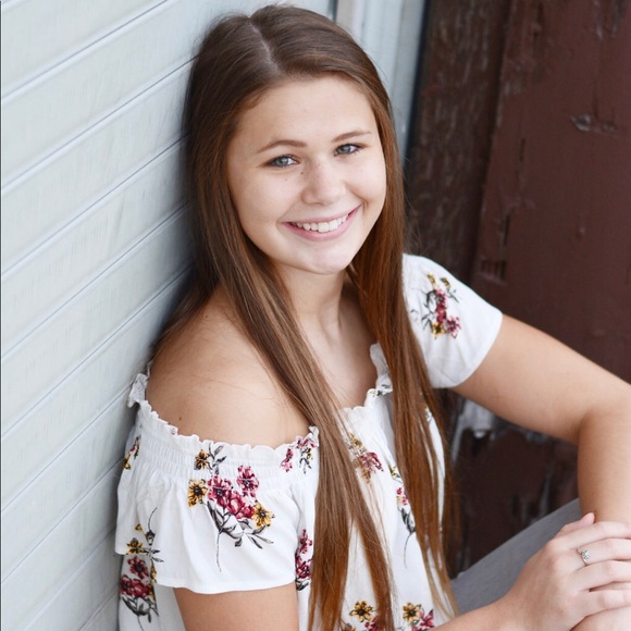 Profile Picture of Lauren Nieboer (@lauren_nieboer) on Poshmark