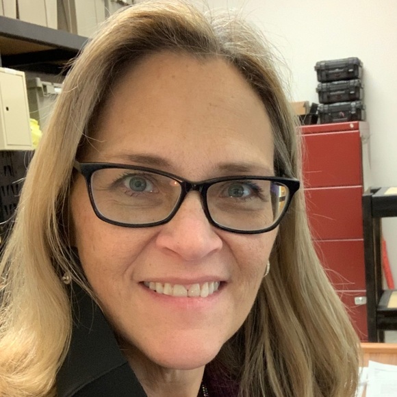 Profile Picture of Lori Felzien (@lorimarmee) on Poshmark