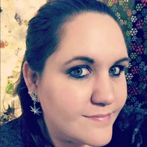 Profile Picture of Danielle Perry (@dperry1192) on Poshmark