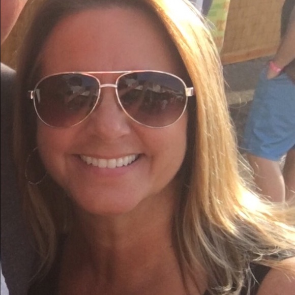 Profile Picture of Traci Frantzich (@traci1822) on Poshmark