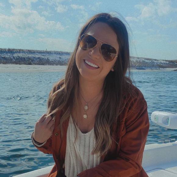 Profile Picture of Danielle Hynes (@dhynes) on Poshmark
