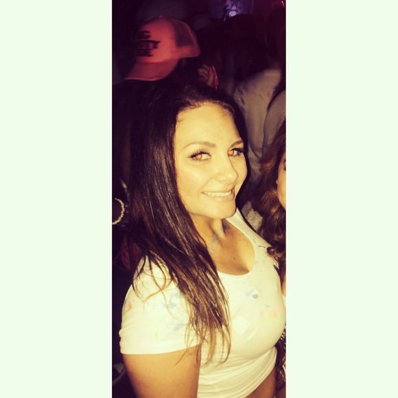 Profile Picture of Melanie Logue (@melaniencolel) on Poshmark