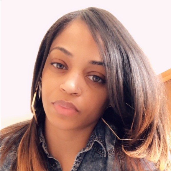 Profile Picture of Genae G (@genae_g) on Poshmark