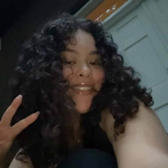 Profile Picture of Andrea Torrez (@aandreatorrezz) on Poshmark