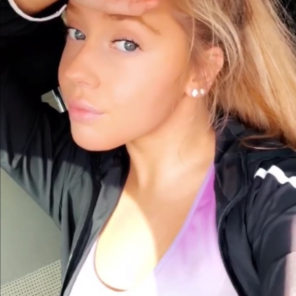 Profile Picture of Lindsey Westerhoff (@lindseyy3) on Poshmark