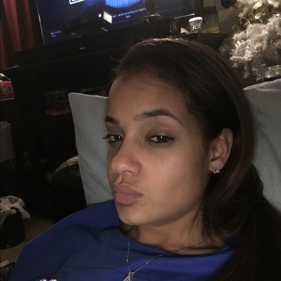 Profile Picture of Deneil Hankins (@deweisbeck) on Poshmark