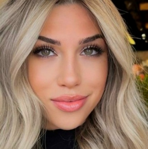Profile Picture of Nadia bryan ❤ fast shipper ❤ (@nadialove1) on Poshmark