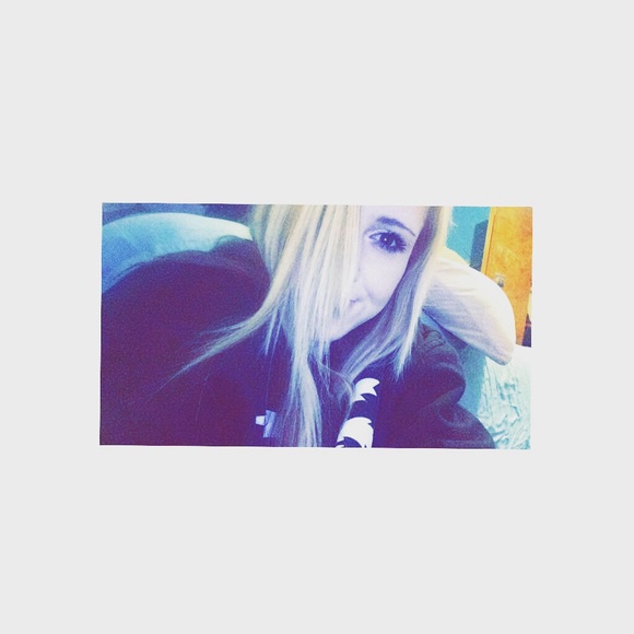 Profile Picture of Amber Hickingbottom (@ambersmilee_) on Poshmark