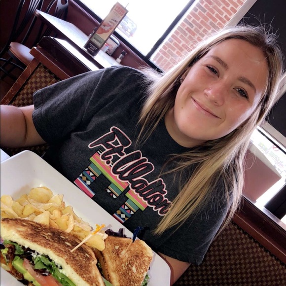 Profile Picture of Mary Srader (@maryfaye7) on Poshmark