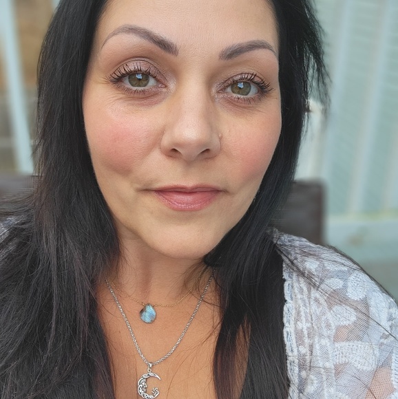 Profile Picture of Chandra Hart (@chachayomama) on Poshmark