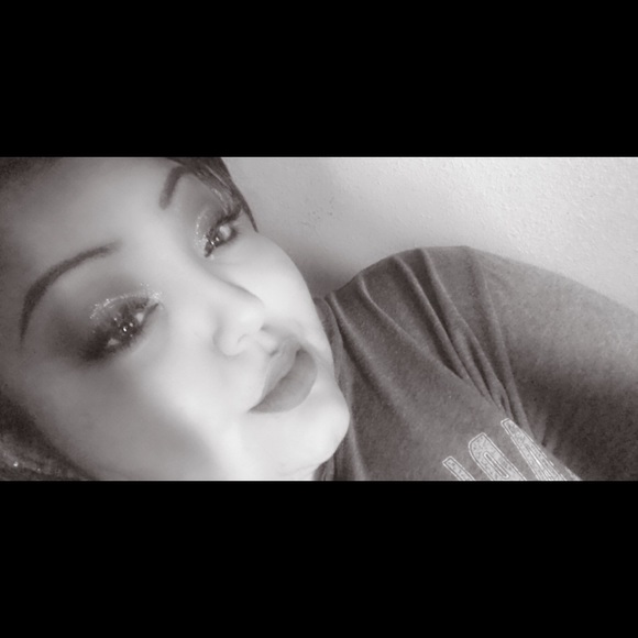 Profile Picture of Danielle Valdez (@daniellev22) on Poshmark