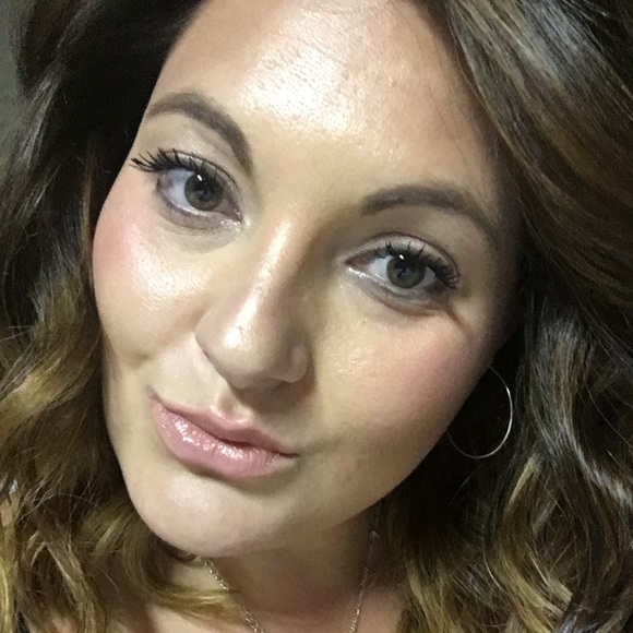 Profile Picture of Chantal Robar (@chantalrobar) on Poshmark