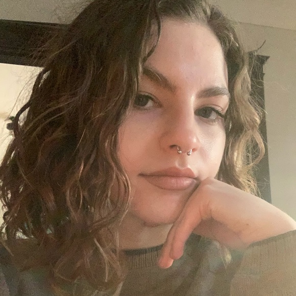 Profile Picture of Samantha Manno (@sammanyo) on Poshmark