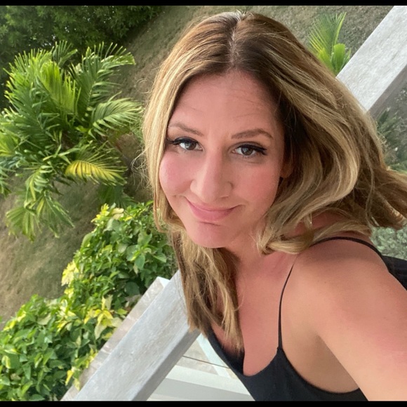 Profile Picture of Amy Crabbe (@amylynnoip) on Poshmark
