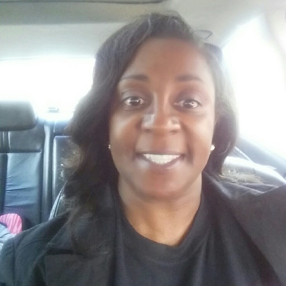 Profile Picture of Shareese Robertson (@sjones2669) on Poshmark