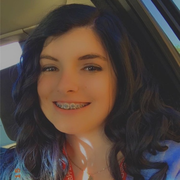 Profile Picture of Kayla Sinclair (@kaylasinclai859) on Poshmark