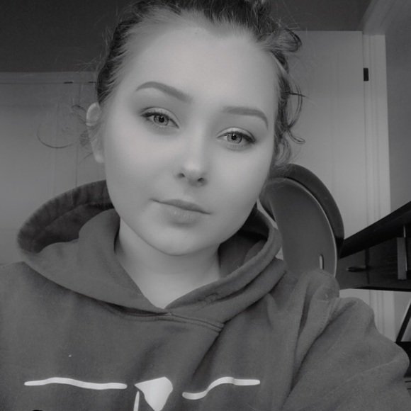 Profile Picture of Trista Schweyer (@tristaschweyer) on Poshmark