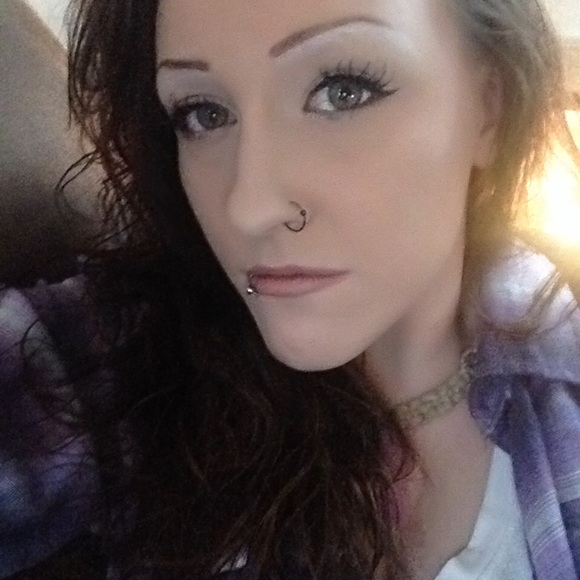 Profile Picture of Ashley Meadows (@mrshurt28) on Poshmark