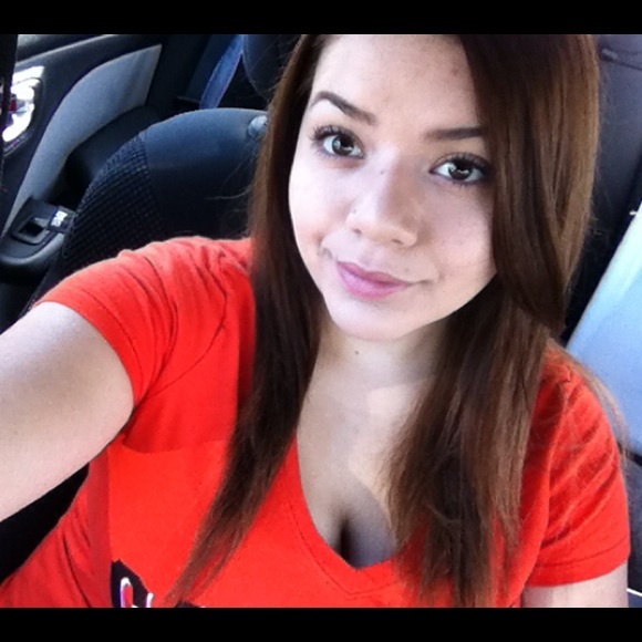 Profile Picture of Crystal Zamudio (@crystallicoo) on Poshmark