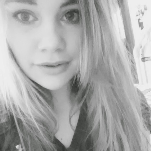 Profile Picture of Rachel Schiev (@raeschiev) on Poshmark