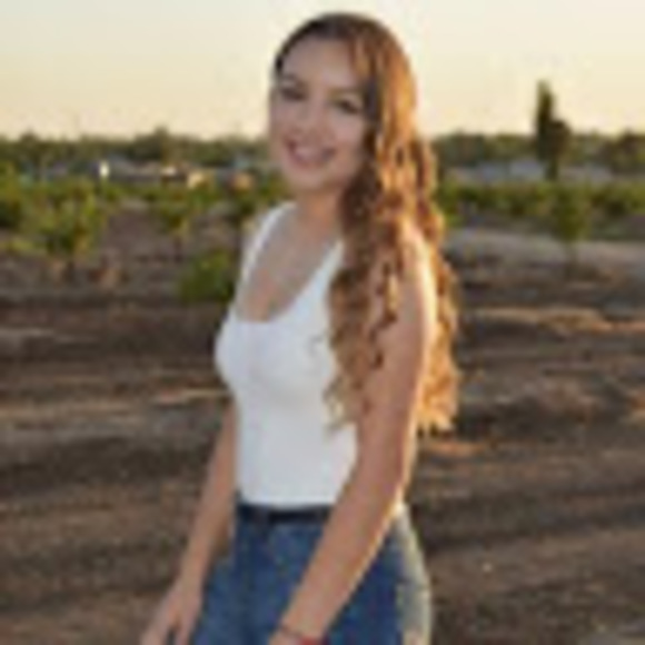 Profile Picture of Daniela Gomez (@danielagomez107) on Poshmark