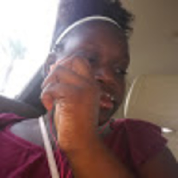 Profile Picture of Taaryn Peavy (@taaryn112) on Poshmark