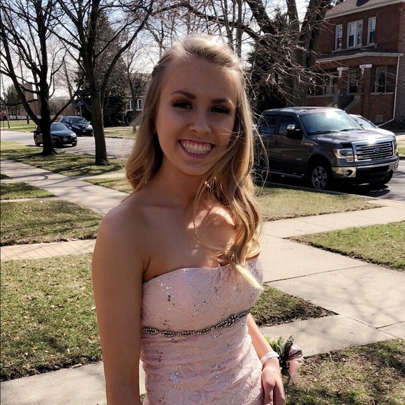 Profile Picture of Kellie Halvey (@kellieh27) on Poshmark