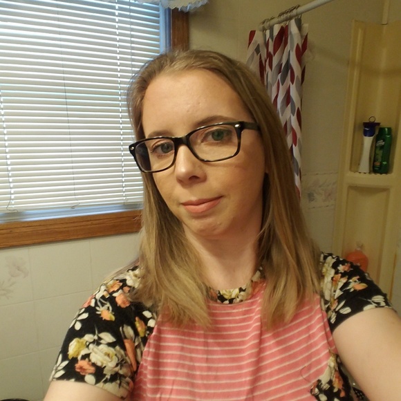 Profile Picture of Marcie Ahlbrandt (@marcieahlbrandt) on Poshmark