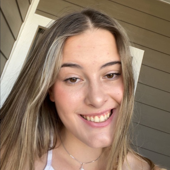 Profile Picture of Rhea Zahller (@rhea_123) on Poshmark