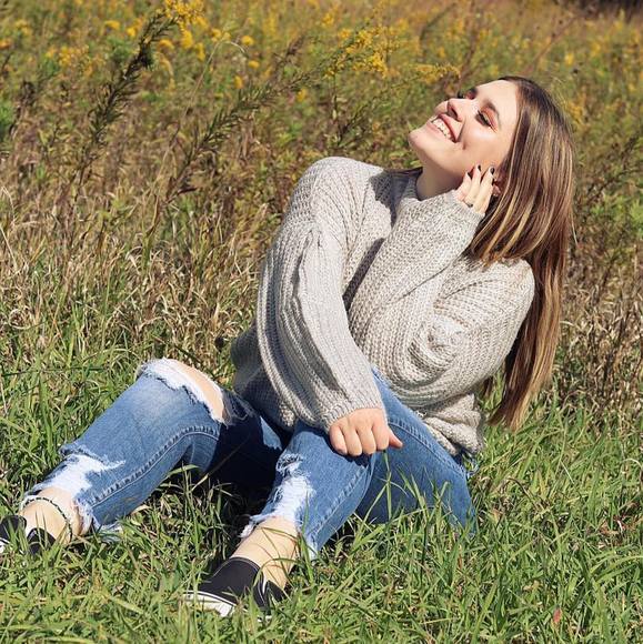 Profile Picture of Bella Beckcom (@bellaaa_b) on Poshmark