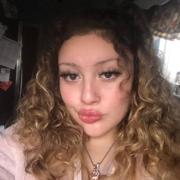 Profile Picture of Cielo Caputo (@cielocaputo) on Poshmark