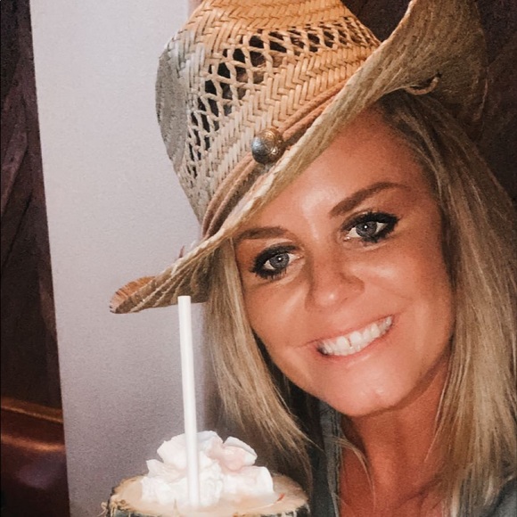 Profile Picture of Annie Schrunk (@aschrunk) on Poshmark