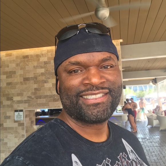 Profile Picture of Daron Holmes (@dholmes1906) on Poshmark