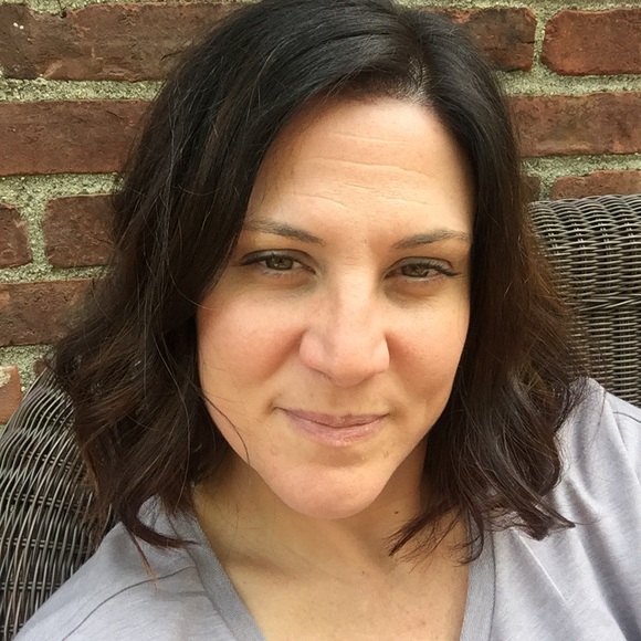 Profile Picture of Dawn Maddox (@dmmvmm10) on Poshmark
