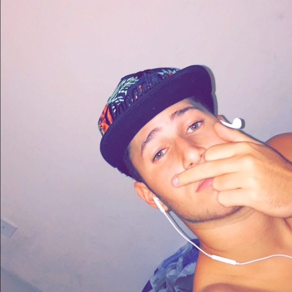 Profile Picture of Fernando Javier (@fernanjavier_37) on Poshmark